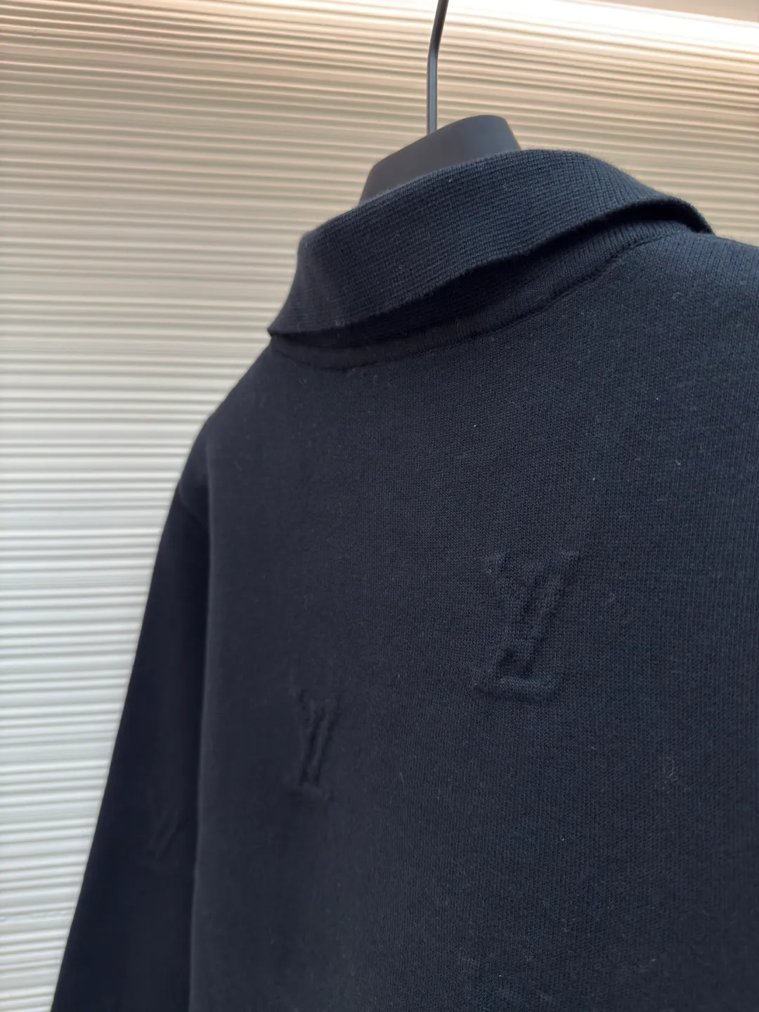 LOUIS VUITTON dark pattern embossed woolen jacket ●Authentic product: Purchased and developed by 24248 ●Item number: 1680578-D15 ●Fabrics: combed cotton fabric ●Technology: embossed woolen fabric ●Version: fitted version ●Weight: about 705 grams ●Size: XS-S-M-L ●Description: Lapel zipper cardigan. The yarn is made of 2 strips of 2/60 fully combed cotton on the bottom + 5 strips of polyester + 1 strip of high-elastic drawstring. The loom is a 14-needle STOLL machine imported from Germany. Each piece of weaving takes 390 minutes. Due to the particularity of this organization, the stability requirements of the machine are very high, and many machines cannot do it. The weaving time is very long, and it is easy to produce waste pieces when weaving the piece, and the loss will be very large; the sewing disc is sewn with a 20-needle disc. The overall wiring is straight and delicate, the fabric is comfortable and soft, and the color is consistent without color difference. It can be matched with the same style to create a fashionable look and control various occasions. Customized accessories, complete with three standards, same style for men and women!